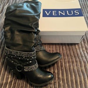 Black boots, size 7.